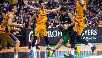 GRAF6477. BADALONA (BARCELONA), 27/01/2019.- El base argentino del Divina Seguros Nico Laprovittola (2d) rodeado de rivales del Herbalife GC durante el partido de la jornada 18 de la liga ACB Endesa disputado esta tarde en el Olimpico de Badalona. EFE/Quique García