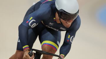Colombia's Cristian David Ortega Fontalvo competes in a men's track cycling sprint qualifying round of the Paris 2024 Olympic Games at the Saint-Quentin-en-Yvelines National Velodrome in Montigny-le-Bretonneux, south-west of Paris, on August 7, 2024. (Photo by Thomas SAMSON / AFP)