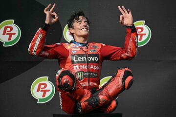 Marc M¨¢rquez celebra la victoria.