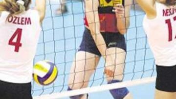 <b>MURALLAS. </b>A la Selección le costó superar la defensa de las rusas.