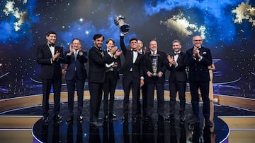 Norris levanta su trofeo de campeón de F1 en la Gala de la FIA en Uzbekistán.