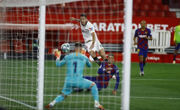 Parada de Marc-André ter Stegen tras un chut de Lucas Ocampos.