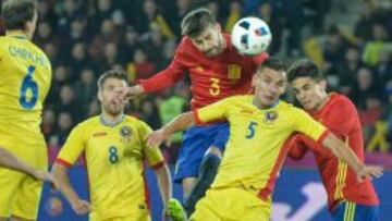 Piqué intenta un remate de cabeza.