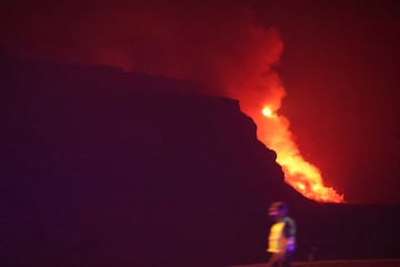 La lava del volcán de La Palma ha llegado al mar en la costa del municipio de Tazacorte. Se ha precipitado de un acantilado de cerca de 100 metros de altura. Las nubes tóxicas que genera el magma al contacto con el agua del mar suponen la gran preocupación de las autoridades.
