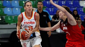 Anna Cruz, con el balón ante la defensa de la jugadora de Japón, Mizushima.