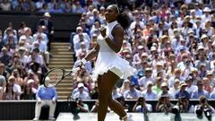 Serena Williams celebra su victoria ante Elena Vesnina en las semifinales de Wimbledon.