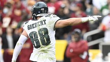 El tight end Dallas Goedert y el centro Jason Kelce son dos de los doce jugadores que los Eagles colocaron en la lista de reservas por coronavirus.