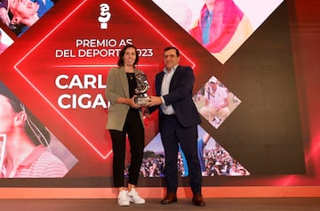 Carlota Ciganda, ganadora de la Slheimcup de gol, recibe el galardón de manos de Pedro Rico Pérez, CEO de Vithas.