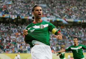 El defensa central ha disputado cuatro Mundiales (2002, 2006, 2010 y 2014). Es el quinto jugador mexicano con más partidos en la Selección absoluta con un total de 142 partidos. 