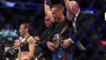 Weili Zhang y Rose Namajunas en el UFC 261.