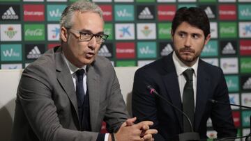 Torrecilla y V&iacute;ctor, en la presentaci&oacute;n del segundo con el Betis. 
 