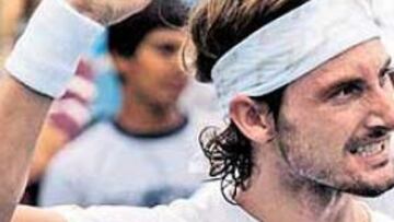 <b>GESTO DE RABIA. </b>Juan Carlos Ferrero alza su puño tras ganar el punto de partido en el tie-break.