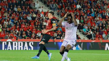 PALMA DE MALLORCA, 28/10/2024.- El delantero del Athletic Club, Iñaki Williams, se lamenta de una ocasión fallada durante el encuentro correspondiente a la jornada 11 de Laliga EA Sports que disputan hoy lunes Mallorca y Athletic Club en el estadio de Son Moix, en la capital balear. EFE/CATI CLADERA.