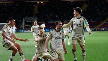 BARCELONA, 11/02/2024.- El defensa del Granada Ignasi Miquel (2d) celebra su gol ante el FC Barcelona durante el encuentro correspondiente a la jornada 24 de Primera Divisi¨®n que disputan hoy Domingo FC Barcelona y Granada en estadio Lluis Companys, en Barcelona. EFE / Andreu Dalmau