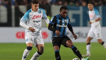 BERGAMO, ITALY - NOVEMBER 05: Ademola Lookman of Atalanta BC is challenged by Giovanni Di Lorenzo of SSC Napoli during the Serie A match between Atalanta BC and SSC Napoli at Gewiss Stadium on November 05, 2022 in Bergamo, Italy. (Photo by Emilio Andreoli/Getty Images)