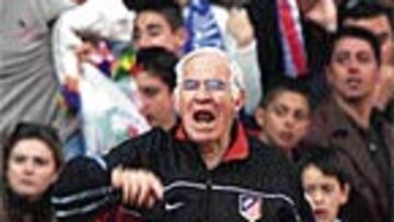 <b>SÓLO LE FALTA LA CHAMPIONS</b>. La Copa Intercontinental con el Atlético (1975), 1 Liga rojiblanca (1977), 4 Copas del Rey (1976, 85 y 92 con el Atlético y en el 88 con el Barcelona), componen la sala de trofeos de Luis Aragonés en sus 25 años como entrenador. Tiene dos objetivos en su cabeza. Uno, conseguir la Champions con los rojiblancos, y el otro, poder ser seleccionador nacional, cargo que le han ofrecido hasta en tres ocasiones.