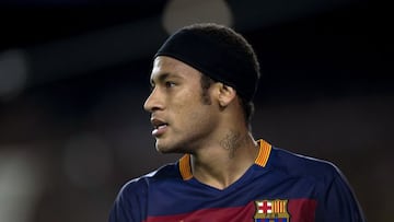 Neymar, con una cinta en la cabeza, durante el partido entre el F.C. Barcelona y el BATE Borisov en la Champions League