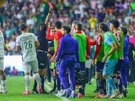 Referee Oscar Mejia shows red card to Oscar Garcia head coach of Guadalajara during the 4th round match between Leon and Guadalajara as part of the Liga BBVA MX, Torneo Clausura 2025 at Nou Camp Stadium, on January 28, 2025 in Leon, Guanajuato, Mexico.