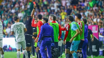 Referee Oscar Mejia shows red card to Oscar Garcia head coach of Guadalajara during the 4th round match between Leon and Guadalajara as part of the Liga BBVA MX, Torneo Clausura 2025 at Nou Camp Stadium, on January 28, 2025 in Leon, Guanajuato, Mexico.