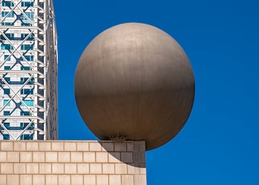 En el Puerto Olímpico de Barcelona hay otra escultura de Frank Gehry. Una esfera que parece suspendida en el aire a punto de caer de su pedestal. Sin embargo, a ésta escultura aún no se le ha dado ningún símbolo masónico. Simplemente representa la perfección de la geometría y su frágil, pero seguro ordenamiento.