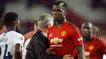 Pogba y Mourinho, tras encajar la derrota frente al Tottenham en Old Trafford.