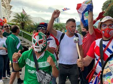 Aficionado mexicano porta la m&aacute;scara de Dos Caras en el partido entre M&eacute;xico y Costa Rica