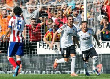 Los jugadores del Valencia Paco Alcácer (2d) y Pablo Piatti (d) tras el primer gol de su equipo.