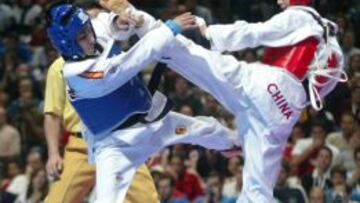 Brigitte Yag&uuml;e, de azul, en un combater de otro campeonato.