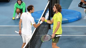 El ruso Daniil Medvedev y el griego Stefanos Tsitsipas se saludan tras su partido de semifinales del Open de Australia 2021.