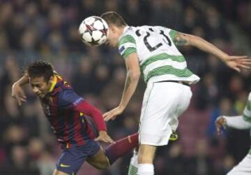 El delantero brasileño del FC Barcelona Neymar Jr. (i) disputa un balón con el defensa sueco del Celtic de Glasgow Mikael Lusting (d), durante el partido de la última jornada de grupos de la Champions League que se juega hoy en el Camp Nou.