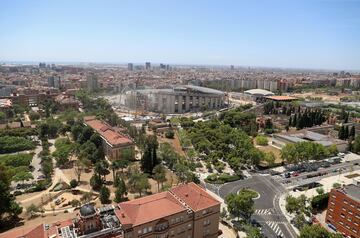 Con la tercera grada demolida casi en su totalidad, las obras de remodelaci車n del Camp Nou avanzan hasta el momento seg迆n los plazos establecidos.