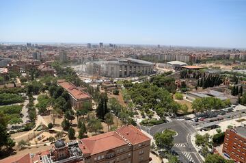 Con la tercera grada demolida casi en su totalidad, las obras de remodelacin del Camp Nou avanzan hasta el momento segn los plazos establecidos.