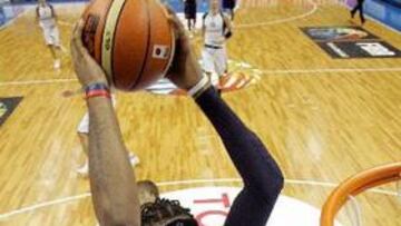 <B>SUMA Y SIGUE</B>. El combinado estadounidense no dio opciones a Eslovenia y siempre mandó en el marcador. Carmelo Anthony, que machaca en la imagen anotó 14 puntos.