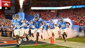 Los Ole Miss Rebels saltan al campo del State Farm Stadium para disputar la semifinal del CFP contra los Miami Hurricanes en el Fiesta Bowl.