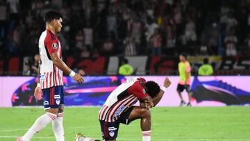 AMDEP4908. BARRANQUILLA (COLOMBIA), 20/08/2024.- Rafael Enrique Pérez (i) y Didier Moreno de Junior reaccionan este martes, en el partido de vuelta de los octavos de final de la Copa Libertadores entre Junior y Colo Colo en el estadio Metropolitano en Barranquilla (Colombia). EFE/ Aleidys Coll