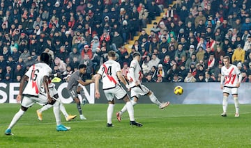  Rodrygo se sacó un zurdazo potentísimo en el borde del área, que desvía lo justo Ratiu, para crear una parábola imparable para Batalla.