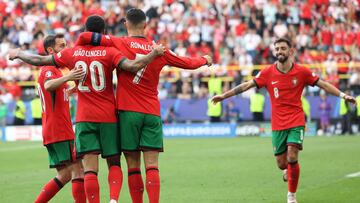Dortmund (Germany), 22/06/2024.- Bruno Fernandes (R), Bernardo Silva (L), Joao Cancelo (2-L) and Cristiano Ronaldo of Portugal celebrate the 0-3 goal during the UEFA EURO 2024 group F soccer match between Turkey and Portugal, in Dortmund, Germany, 22 June 2024. (Alemania, Turquía) EFE/EPA/MIGUEL A. LOPES
