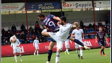Iker Torre,con el '9' pugn con Marcos Ruiz.