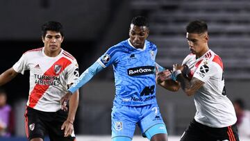 Johan Arango durante un partido de Deportivo Binacional ante River Plate por Copa Libertadores.