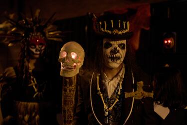 Personas disfrazadas con trajes terroríficos participan en una celebración de Halloween en Paracuellos del Jarama, Madrid.