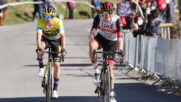 El esloveno Tadej Pogacar celebra su victoria por delante de su compatriota Primoz Roglic en la meta de Ermualde en la tercera etapa de la Itzulia Basque Country, la Vuelta al País Vasco de 2021.