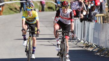 El esloveno Tadej Pogacar celebra su victoria por delante de su compatriota Primoz Roglic en la meta de Ermualde en la tercera etapa de la Itzulia Basque Country, la Vuelta al Pa&iacute;s Vasco de 2021.