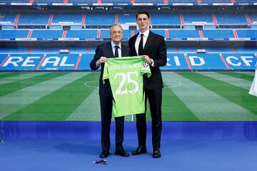 Kepa posa con su nueva camiseta junto al presidente del Real Madrid, Florentino Pérez.