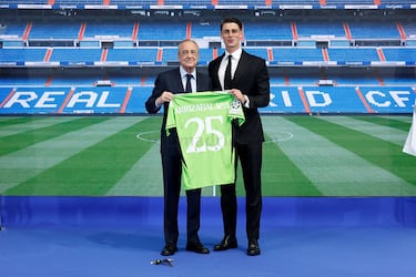 Kepa posa con su nueva camiseta junto al presidente del Real Madrid, Florentino Pérez.