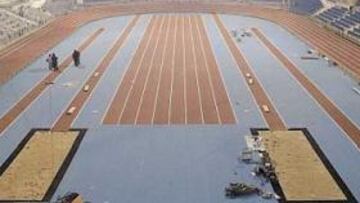 <b>PISTA INVISIBLE. </b>La imagen, tomada ayer por la tarde, demuestra que parte de la pista del Palacio de Deportes no puede verse desde los graderíos de los fondos.