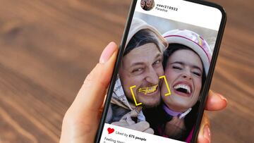 Imagen de una fotografía con personas sonriendo en una red social