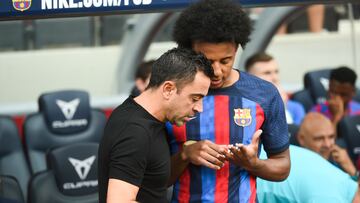 Koundé recibe instrucciónes de Xavi en el Barça-Elche de esta temporada.