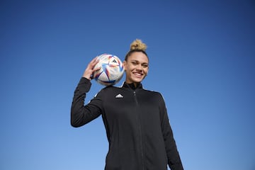 La jugadora estadounidense, Trinity Rodman, con el balón. 