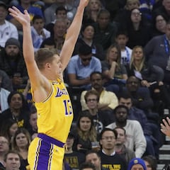 Los Warriors remontan ante unos Lakers otra vez sin LeBron James