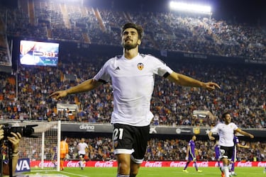 El centrocampista portugués jugó en el Valencia entre 2014 y 2016, tras llegar desde el Benfica. Fue titular habitual bajo las órdenes de Nuno Espírito Santo, formando un trío sólido en el centro del campo junto a Dani Parejo y Javi Fuego. Disputó más de 75 partidos oficiales, anotó 8 goles y ayudó al equipo a clasificarse para la Champions League.